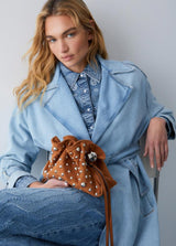 LIU.JO CARTEIRA CAMEL COM TACHAS GRANDES