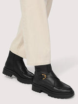 COCCINELLE BOTAS PRETAS COM FIVELA DOURADA