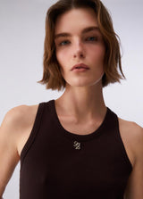 TOP CASTANHO CANELADO COM MINI LOGOTIPO