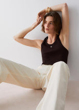 TOP CASTANHO CANELADO COM MINI LOGOTIPO