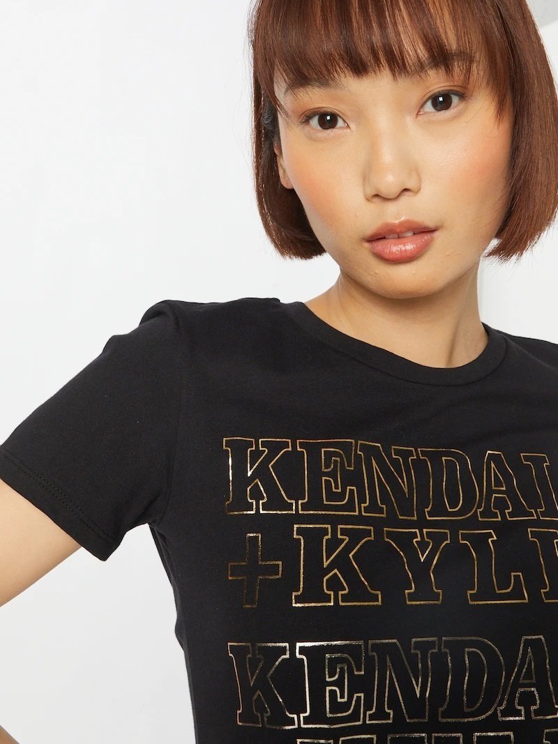 KENDALL E KYLIE T-shirt preta logo dourado